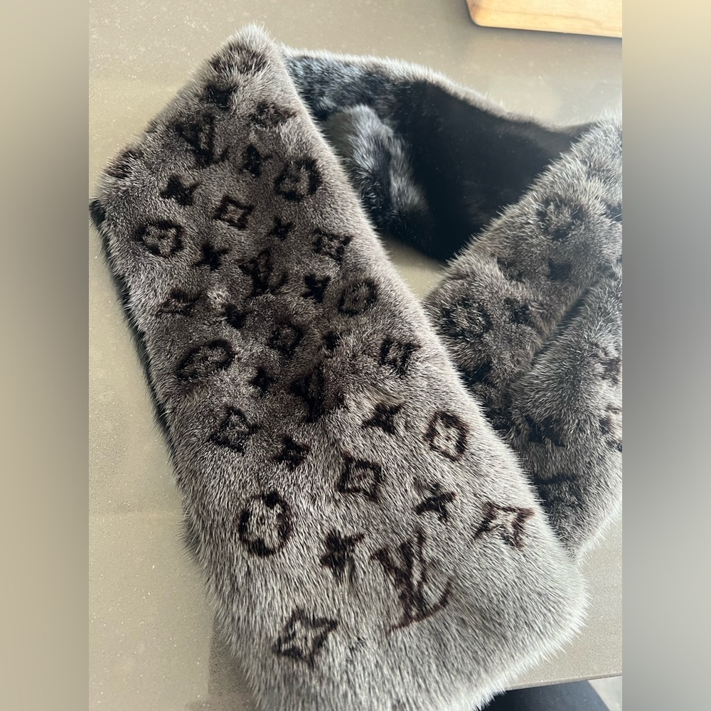 The Louis Vuitton Monogram Reverso fur scarf - Picture 4 of 6
